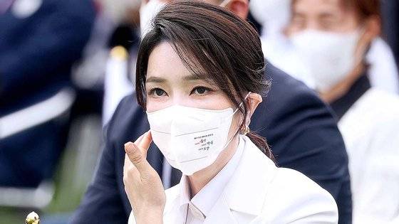 윤석열 대통령 부인 김건희 여사. 사진은 지난달 15일 서울 용산 대통령실 잔디마당에서 열린 제77주년 광복절 경축식에 참석한 모습. 뉴시스