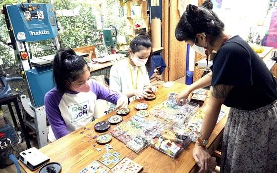 정규리(맨 오른쪽) 선생님이 소중 학생기자단에 타일의 종류와 이를 활용해 만들 수 있는 생활 소품들을 설명했다.