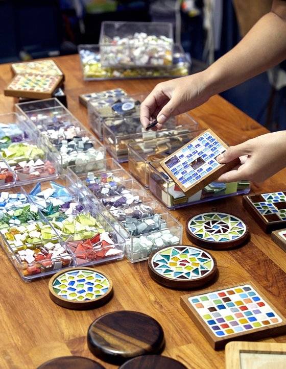 화장실·주방 등에서 보는 타일은 일반적으로 자기 소재이지만, 유리·플라스틱·대리석·파벽돌 등 다양한 소재로 타일을 만든다.