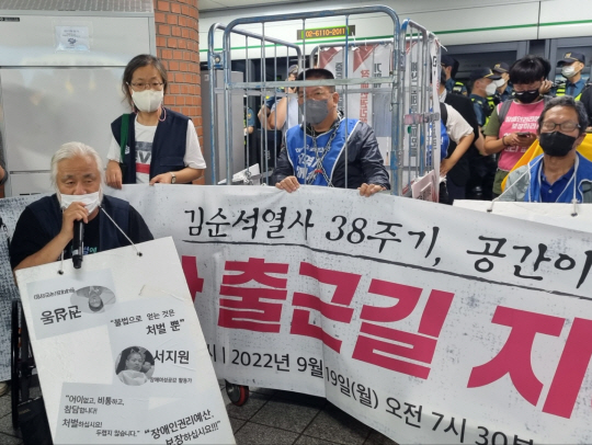 박경석 전국장애인차별철폐연대 공동대표가 19일 오전 7시50분쯤 지하철 2호선 시청역에서 발언하고 있다.