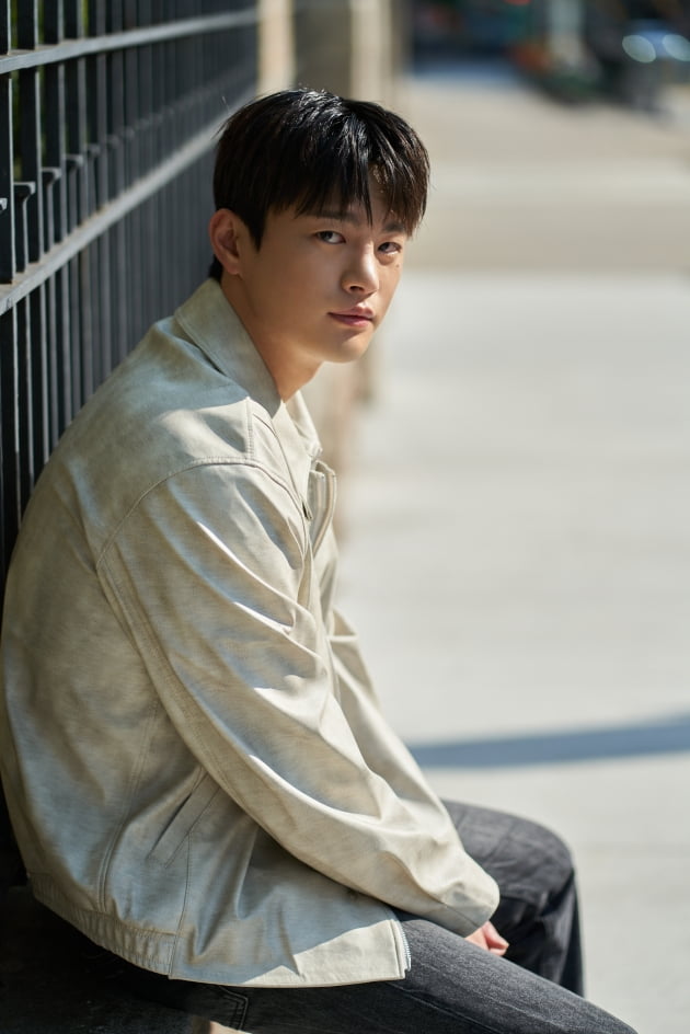 Actor Seo In-guk talked about the process of salk-up for the movie wolf hunting.Seo In-guk told a variety of stories about the movie Wolf Hunting (director Kim Red Line), which is about to be released at a cafe in Samcheong-dong, Jongno-gu, Seoul on the morning of the 20th.Wolf Hunting is a hard-boiled survival action that is in an extreme situation that has not been seen before, in a situation where the heinous The Convicts have to be transported from the Pacific to Korea.In the play, Seo In-guk plays Park Jong-du, a top-level Murder Interpol wanted man who leads the rebellion.The first-class Murder The Convict, who reigns as a subject of fear, even the Convicts, with a brutal character that seems to exist only in DNA.On that day, Seo In-guk told me about the salk-up process for wolf hunting: I dont know exactly what the figures are.When the standard was one day, the destruction came into my front door (hereinafter destroyed), it was 68kg when I did this work.After destruction I went into wolf hunting which was 84 to 85kg when filming wolf hunting; I increased 16kg.The reason for this is that when you look at the wolf hunting script, the cruelty of the bellhead comes out through dialogue or action, but the bellhead is not Pinhead in the Convict group.The brutality may be convincing enough, but I wanted to make something else. Tattoo was meaningful, so I thought about what devices would be shown as Pinhead in the group, not Tattoo.You can show me how to fight. You made Im good at it, Im good at it, Im not going close.Of course, I did it as a salk-up, but I wanted to make Choi Yong-soo go around like a heavyweight UFC player, not a good body. Seo In-guk said: Im close to the Eum Moon-suk Actor, and they went to Jeju Island to join us.I went to salk-up, and Eum Moon-suk went to work out because he was healing and working on it. We spent two weeks programming.I was at the dormitory Airbnb or the hotel, but I went to the gym for two weeks.I woke up in the morning, exercised, rested, exercised and made routines twice in Haru The boy got it to Jeju Island because he had chicken breasts, he got it because he said, Ill send you. I had five meals in Haru and it was hard.As soon as I opened my eyes, I made a simple exercise and then put seven eggs in the rice bowl and ate soy sauce bibimbap. I decided to give it three hours, but I felt my body getting bigger.I have a friend named TaeOne in my company, and while the company was visiting Jeju Island, I met with the representative because I was hit by him.He said, he explained.I personally regret that it was different from when I saw it on the screen and when I saw it in the mirror, and when I saw it in the mirror, I was satisfied with my body being huge.On the screen, I put a Tattoo sticker on it, so it looks like its slimmer than I thought, so Im sorry personally. (I wanted to make my body bigger.Meanwhile, wolf hunting will be released on the 21st.