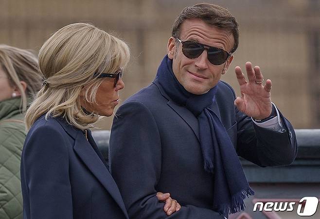 엘리자베스 2세 영국 여왕의 장례식 참석을 위해 하루 전날 런던을 찾은 에마뉘엘 마크롱 프랑스 대통령과 브리짓 마크롱 여사는 고가의 캐주얼한 차림으로 '관광 왔냐'는 비난을 샀다. 2022. 9. 18. ⓒ AFP=뉴스1 ⓒ News1 최서윤 기자