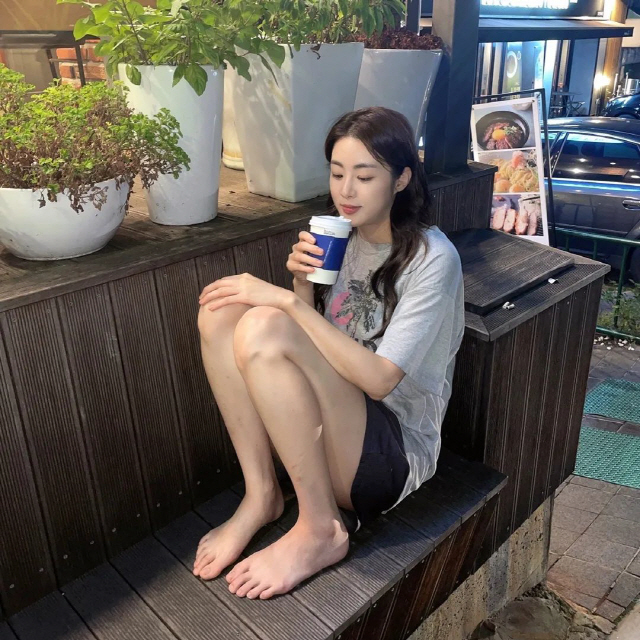 Actor Kang So-ra showed off her innocent beauty.On the 20th, Kang So-ra posted a picture on his instagram account with an article entitled A honey-like rest during shooting.In the photo, Kang So-ra was taking a break in the middle of the filming, and she made a natural atmosphere by matching shorts on her T-shirt.Especially after the birth of Jang So-la, she still boasted her slender legs and robbed her eyes. The netizens who watched the post said, What is the shooting?, I am so beautiful, sister and so on.Meanwhile, Jang So-la, who was born in 1990 and is 33 years old as of Koreas age, married an 8-year-old oriental medicine doctor in 2020 and has a daughter.