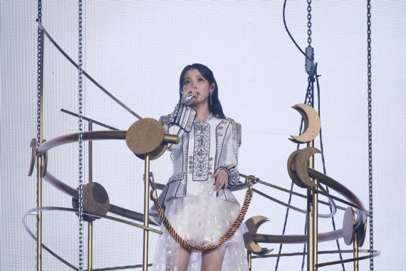 Singer IU has successfully completed the solo concert.The IU held its solo concert The Golden Hour: Under the Orange Sun at the olympic main stadium at Jamsil-dong Sports Complex in Songpa-gu, Seoul on September 17-18.On this day, IU opened a series of performances under the orange sun, showing Eight and Celebrity.In the Strawberry Moon, IU, which appeared in a large hot air balloon, set up a stage where fans can approach and greet each other with eyes, and presented various aspects such as the shape of IU and the fan club Yuana logo.IU showed a stage that was sweeping across genres such as dance and band.The atmosphere of Venues has become even hotter with songs featuring IU-specific emotions such as Child and My Sea, Winter Sleep, and Love Poem.At the end of the performance, a surprise cake event was held to celebrate the 14th anniversary of IUs debut.IU, who was impressed by the event and slogan event prepared by the fans, said, I was going to ring me in 14 years.I promise that the next meeting will not be as long as this one, he said.Especially, IU, which had been sweating due to unexpected wet weather and heat from the previous days performance, suffered from the deterioration of openness (diitonal openness), which had improved much due to dehydration symptoms, while continuing the stage.However, this fact showed the best stage to be colorless.As for this performance, IU said, I seem to have met Golden Hour as a person as well as as a singer.I am proud of my life.  I want to repay my gratitude for the long time for Yuana, all the audience, and the staff who have worked hard for the performance. On the other hand, IU was the first Korean female singer to enter the Olympic main stadium of Jamsil-dong Sports Complex and recorded a sales of all seats.