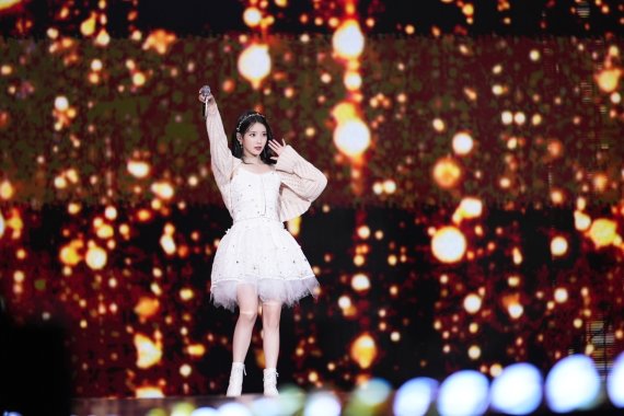 Singer IU has successfully completed the solo concert.The IU held its solo concert The Golden Hour: Under the Orange Sun at the olympic main stadium at Jamsil-dong Sports Complex in Songpa-gu, Seoul on September 17-18.On this day, IU opened a series of performances under the orange sun, showing Eight and Celebrity.In the Strawberry Moon, IU, which appeared in a large hot air balloon, set up a stage where fans can approach and greet each other with eyes, and presented various aspects such as the shape of IU and the fan club Yuana logo.IU showed a stage that was sweeping across genres such as dance and band.The atmosphere of Venues has become even hotter with songs featuring IU-specific emotions such as Child and My Sea, Winter Sleep, and Love Poem.At the end of the performance, a surprise cake event was held to celebrate the 14th anniversary of IUs debut.IU, who was impressed by the event and slogan event prepared by the fans, said, I was going to ring me in 14 years.I promise that the next meeting will not be as long as this one, he said.Especially, IU, which had been sweating due to unexpected wet weather and heat from the previous days performance, suffered from the deterioration of openness (diitonal openness), which had improved much due to dehydration symptoms, while continuing the stage.However, this fact showed the best stage to be colorless.As for this performance, IU said, I seem to have met Golden Hour as a person as well as as a singer.I am proud of my life.  I want to repay my gratitude for the long time for Yuana, all the audience, and the staff who have worked hard for the performance. On the other hand, IU was the first Korean female singer to enter the Olympic main stadium of Jamsil-dong Sports Complex and recorded a sales of all seats.