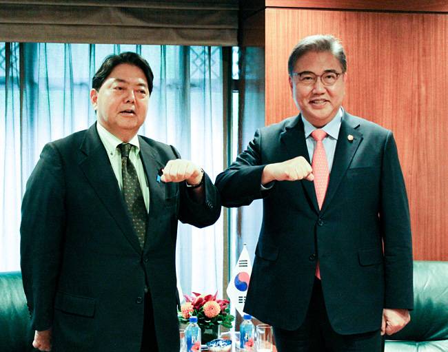 韓·日외교수장 팔꿈치 인사 : 한·일 정상회담 조율과 양국 현안 등을 논의하기 위해 박진(오른쪽) 외교부 장관과 하야시 요시마사 일본 외무상이 19일 오후 미국 뉴욕 맨해튼의 한 호텔에서 열린 한·일 외교장관 회담에 앞서 팔꿈치 인사를 나누며 취재진을 바라보고 있다. 연합뉴스