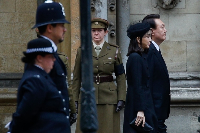윤석열 대통령(맨 오른쪽)과 부인 김건희 여사(오른쪽에서 두번째)가 지난 19일 오전(현지시간) 영국의 수도 런던 웨스트민스터 사원에서 열린 엘리자베스 2세 여왕 국장에 참석하고 있다. 런던=뉴스1