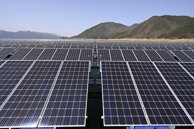 올해 9월 기준 신재생에너지 발전설비 용량은 2만 7103메가와트(㎿)로 전체(13만 4719㎿)의 20.1%를 기록했다. 10년 만에 4배 이상 증가한 규모로 특히 태양광은 18배 늘었다. 신재생 중 태양광 발전설비 용량은 2만 305㎿로 전체의 15.1%, 신재생 설비 기준으로는 75.0%를 차지했다.서울신문 DB