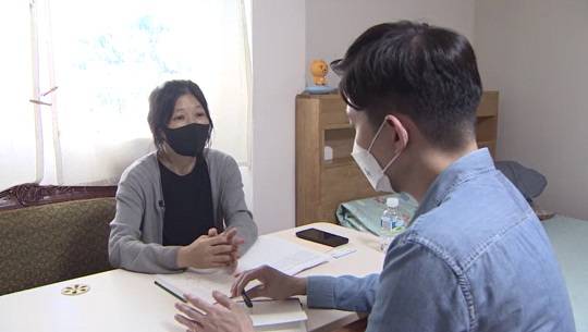 중증 아토피를 앓고 있는 딸의 증상을 설명하고 있는 김희정 씨.