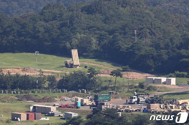 경북 성주군 초전면 소성리 사드(THAAD·고고도 미사일 방어체계) 기지에서 사드 발사대가 하늘을 향해 세워져 있고, 발사대 주변으로 사드 기지 정상화를 앞두고 여러 종류의 차량과 물자가 대기하고 있다. 2022.8.18/뉴스1 ⓒ News1 공정식 기자
