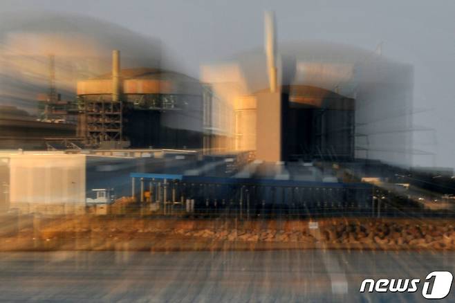 월성 1호기(오른쪽)는 국내 최초 가압중수로형 원자력발전소로 2012년 11월 설계수명(30년)을 마치면서 가동이 정지됐다. 2020.10.20/뉴스1 ⓒ News1 최창호 기자