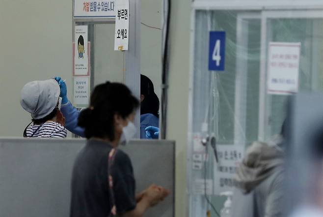 지난 19일 오전 서울 송파구보건소에 마련된 신종 코로나바이러스 감염증(코로나19) 선별진료소에서 시민들이 검사를 받고 있다./뉴스1