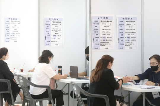 '2022 대전여성 취업·창업 박람회'가 21일 대전시청 로비에서 열려 구직자들이 채용 관련 상담을 받고 있다.