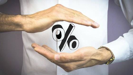 시장금리가 뛰며 생명보험사들도 연 4%대 금리를 제공하는 저축보험 판매를 시작했다. 셔터스톡