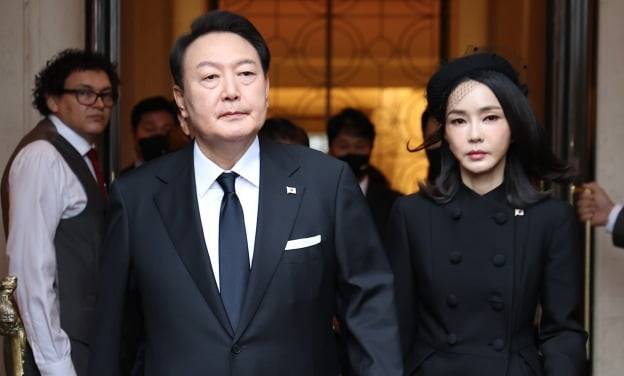 윤석열 대통령과 김건희 여사가 19일 엘리자베스 2세 여왕의 장례식에 참석하기 위해 런던의 한 호텔을 나서고 있다. 사진=연합뉴스
