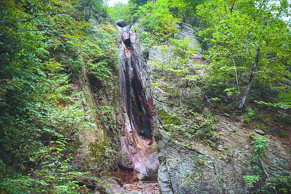 물줄기가 약해 아쉬운 높이 20m의 여심폭포.