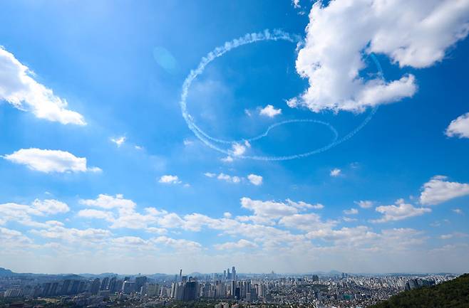 21일 국군의 날 축하 비행훈련에 나선 블랙이글스가 서울 상공에 태극문양을 수놓고 있다. 
    국군의 날 기념 블랙이글스 축하 비행은 다음 달 3일 오전 11시 40분과 오후 4시 40분에 각각 10분간 진행된다. [사진 = 연합뉴스]