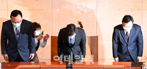 정몽규(가운데) HDC현대산업개발 회장이 지난 1월 17일 오전 서울 용산구 한강로 현대산업개발 본사에서 광주 아파트 신축 공사장 외벽 붕괴 사고 관련 기자회견에서 허리숙여 사과하고 있다. (사진=김태형 기자)