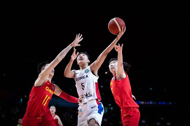 한국 여자농구 대표팀 박지현이 중국 수비수 2명 사이를 뚫고 골밑슛을 시도하고 있다. 사진=FIBA