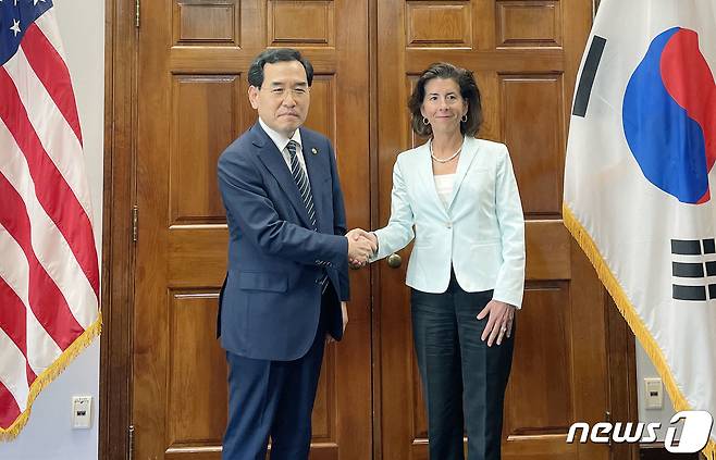 이창양 산업통상자원부 장관이 21일(현지시간) 미국 워싱턴 D.C. 상무부에서 지나 러몬도 장관과 악수하고 있다. (산업통상자원부 제공) 2022.9.22/뉴스1