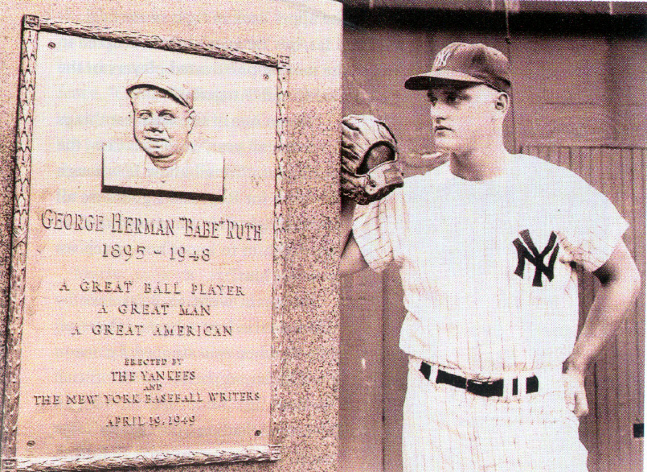 1961년 뉴욕 양키스 선배 베이브 루스의 한 시즌 최다 홈런 60개에 도전할 때 구 양키스타디움 모뉴멘트파크에 전시된 루스의 동판 앞에 서있는 로저 매리스.