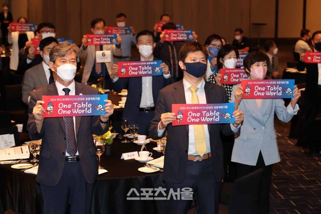 22일 오전 부산 웨스틴 조선 부산호텔에서 열린 ‘2024 부산 세계탁구선수권대회조직위원회 창립총회 및 출범식’. 유승민(가운데) 공동위원장과 현정화(오른쪽) 수석부위원장이 대회 슬로건을 들고 성공적 개최를 다짐하고 있다. 왼쪽은 이병진 부산 행정부시장. 제공|조직위원회