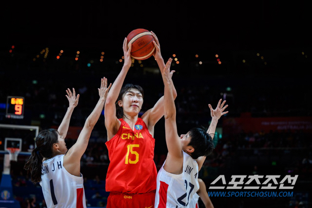 중국 센터 한 슈를 더블팀하는 신지현(왼쪽)과 진 안. 사진제공=FIBA