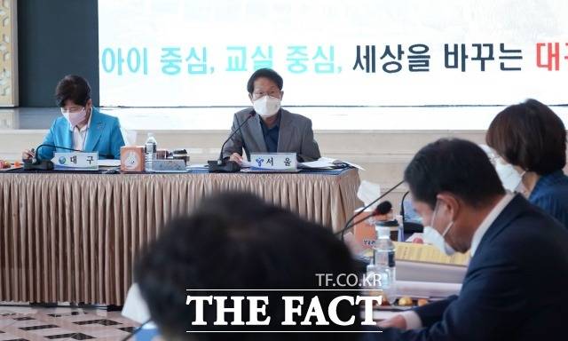 전국 17개 시도교육감들이 정부의 지방교육재정교부금 제도 개편에 대응하기 위한 특별위원회를 구성했다. 사진은 조희연 서울시교육감이 22일 오후 대구 수성스퀘어에서 열린 제86회 전국시도교육감협의회 총회에 참석해 발언하고 있다./뉴시스