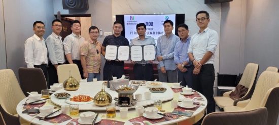 FSL Dawi Wu 대표(왼쪽에서 다섯 번째)와 PLC 최준혁 감사(왼쪽에서 여섯 번째)가 협약 체결 후 기념사진을 직고 있다.