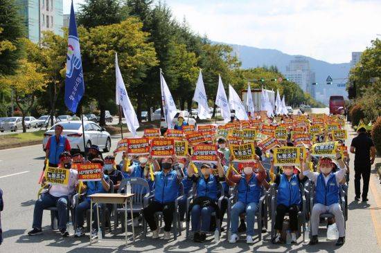 경남교육청 교육공무원노조가 지방공무원 권리 찾기 승리 결의대회를 열었다. / 이세령 기자 ryeong@