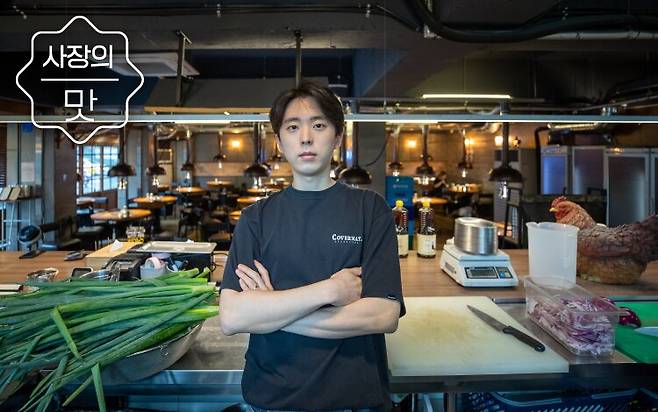 송계옥의 우지호 대표가 1호점인 '송계옥 잠실점'의 주방에서 팔짱을 끼고 있다. 송계옥은 손님들이 한 눈에 주방 안을 모두 확인할 수 있다. 손님들에게 재료 손질부터 요리 과정까지 투명하게 보여주기 위함이다./김지호 기자