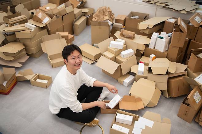 주문은 밀리고, 박스는 접어야 하고...와이즐리 초창기 시절, 박스접기를 '재연'하고 있는 김동욱 대표. /이태경 기자