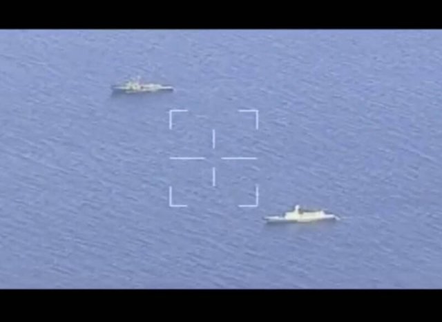 대만 국방부가 ‘대만해협 중간선’을 사이에 두고 중국군과 대만군 함정이 대치하고 있는 사진을 10일 공개했다. 두 함정 사이에 하얀색으로 표시된 지점이 중간선으로 추정된다. 2022.08.11. 대만 국방부 제공