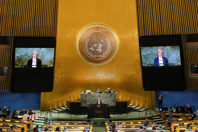리즈 트러스 영국 총리가 21일 미국 뉴욕 유엔본부에서 열린 유엔총회 일반토의 연설을 하고 있다. AP 연합뉴스