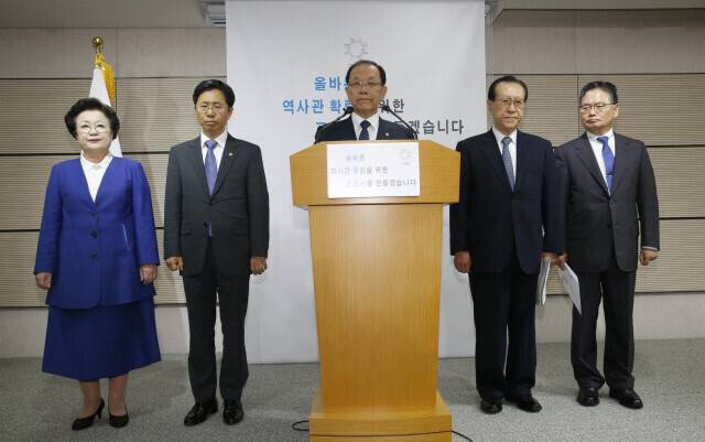 2015년 10월12일 황우여(가운데) 당시 사회부총리 겸 교육부 장관이 정부세종청사 교육부 공용브리핑실에서 중학교 ‘역사’교과서와 고등학교 ‘한국사' 교과서의 발행체제 개선방안을 발표하고 있다. 맨 왼쪽이 이배용 전 이화여대 총장(당시 한국학중앙연구원장)이다. 김봉규 기자 bong9@hani.co.kr