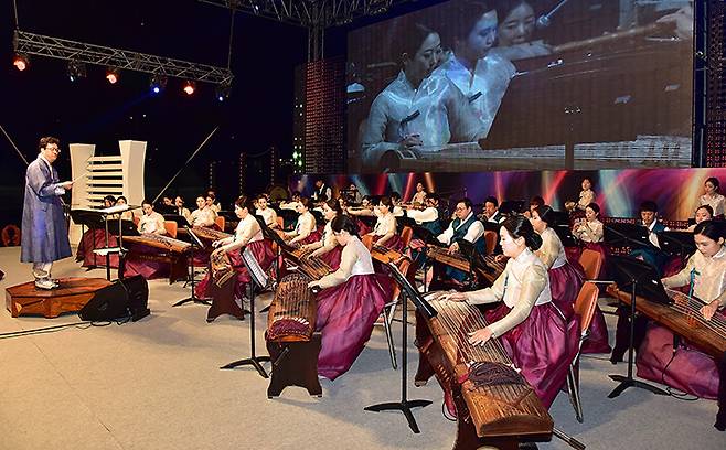 충북 영동군이 운영하는 난계국악단이 공연하고 있다. 영동군 제공
