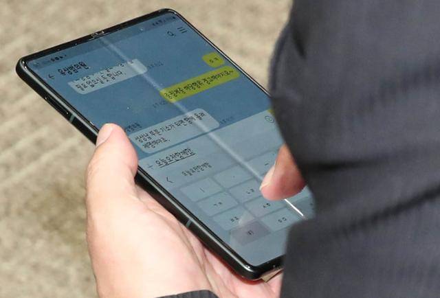 정진석 국민의힘 비상대책위원장이 지난 19일 오전 서울 여의도 국회에서 열린 신임 원내대표 선출을 위한 의원총회에서 유상범 의원과 문자를 주고받고 있다. 정 비대위원장은 ‘중징계 중 해당행위 경고해야지요~’라고 작성하고, 유 의원은 ‘성상납 부분 기소가 되면 함께 올려 제명해야죠’라고 메시지를 작성했다. 오대근 기자
