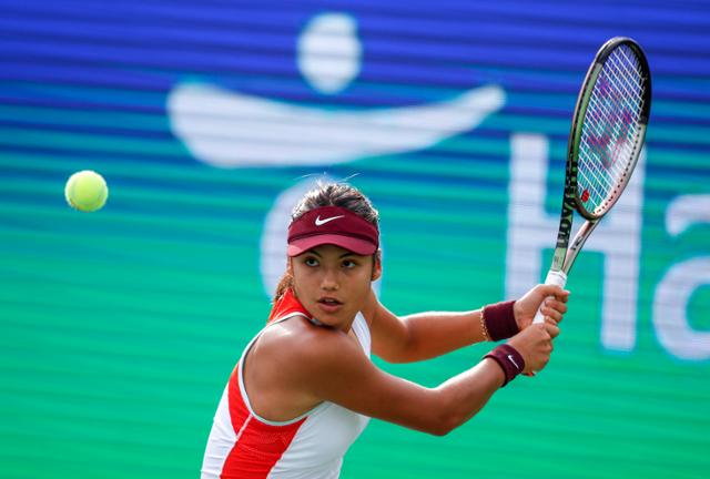 에마 라두카누가 22일 서울 송파구 올림픽공원 테니스경기장에서 열린 2022 하나은행 WTA 투어 코리아오픈 단식 16강전 야니나 위크마이어를 상대로 경기하고 있다. 뉴시스