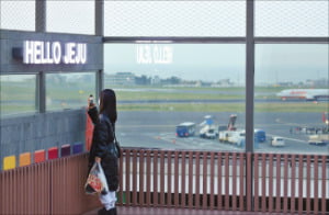 제주공항의 옥상전망대.  한국공항공사 제공