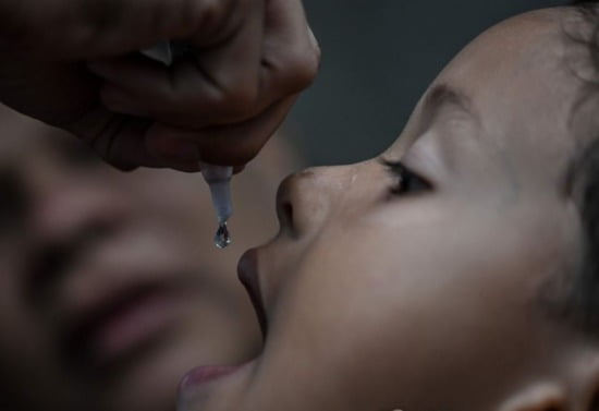 경구용 소아마비 백신 삼키는 베네수엘라 어린이. /사진=연합뉴스