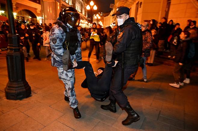 러시아 모스크바에서 21일(현지시간) 열린 군동원령 반대 시위에 참석한 한 남성이 경찰에 잡혀 끌려가고 있다. 모스크바|AFP연합뉴스