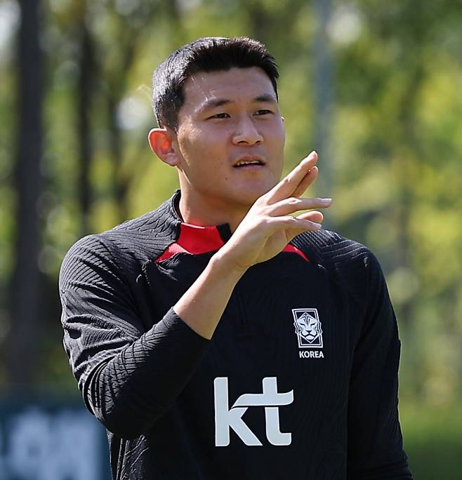 축구대표팀 김민재가 22일 파주 대표팀 트레이닝센터에서 진행된 훈련에서 동료에게 손짓하고 있다. 연합뉴스