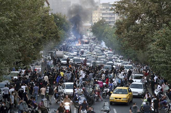 수그러들지 않는 시위 이란의 수도 테헤란에서 21일(현지시간) 시민들이 거리로 몰려나와 히잡을 제대로 쓰지 않았다는 이유로 도덕 경찰에 체포됐다가 의문사 한 20대 여성 마흐사 아미니의 죽음에 항의하는 시위를 벌이고 있다. 시위는 이란 내 주요 20여개 도시로 확산한 상태다. 테헤란 | AP연합뉴스