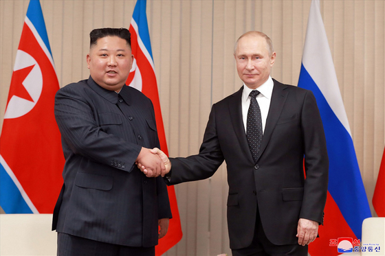North Korean leader Kim Jong-un shakes hands with Russian President Vladimir Putin at a summit in Vladivostok in April 2019. [YONHAP]