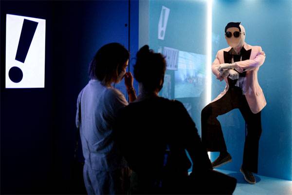 영국 런던의 V&A박물관 전시회에서 관객들이 싸이의 `강남스타일` 의상을 감상하고 있다.