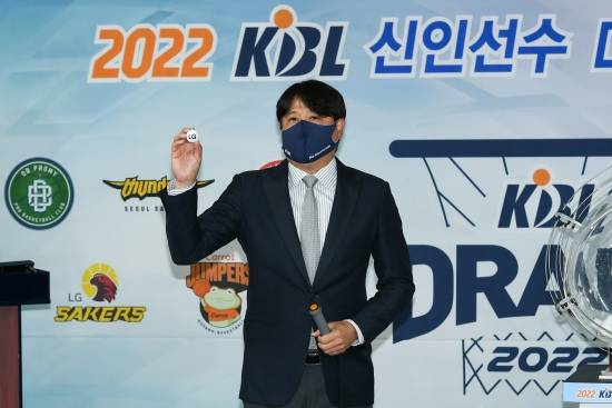 LG는 2022 KBL 신인선수 드래프트 순위 지명 추첨식에서 전체 1순위 지명권을 얻었다. 그런데 농구계 반응은 kt가 진정한 승자라고 한다. 사진=KBL 제공