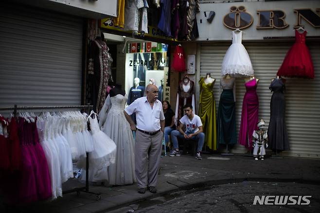[이스탄불=AP/뉴시스] 5일(현지시간) 튀르키예 이스탄불의 에미노뉴 상가에서 옷가게 주인이 손님을 기다리고 있다. 튀르키예의 8월 인플레이션이 80%를 넘어서며  에너지, 식품, 주거 비용 등 소비자 경제에 더욱 타격을 주고 있다. 2022.09.06.