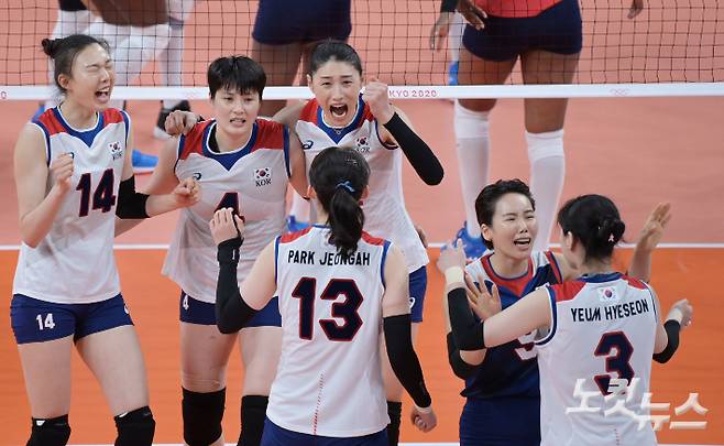 2020 도쿄 올림픽 여자 배구 대표팀에서 김희진(왼쪽 두 번째)이 김연경 등 동료들과 기뻐하고 있다. 노컷뉴스