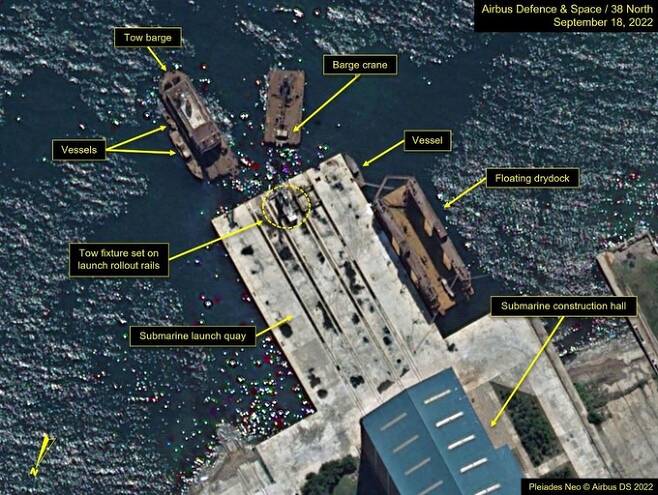 북한 전문매체 38노스는 민간 위성업체가 지난 18일 촬영한 사진을 토대로 함경남도 신포조선소의 건조건물 주변에 바지 등 선박 6대가 집결했다며 이같이 분석했다. 38노스 제공