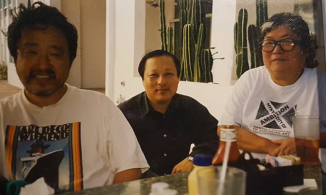 1990년대 후반 미국에서 백남준, 김양수, 구보타 시게코(왼쪽부터)가 함께 있는 모습. 두손갤러리 제공